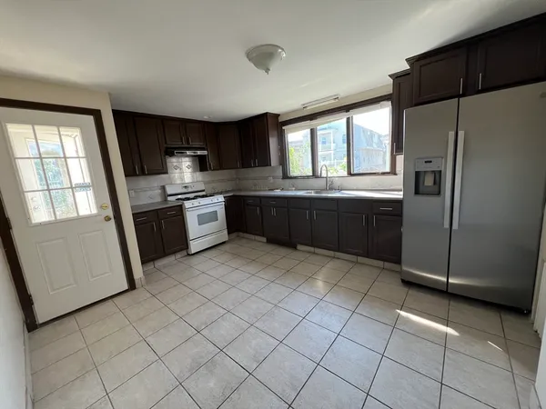 $2,700 | 17 High Street, Unit 1, Everett, MA 02149