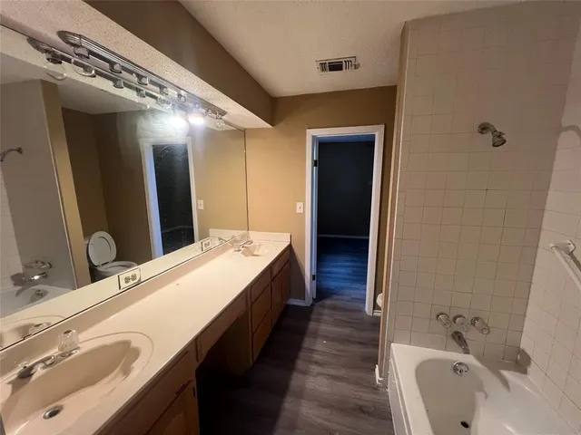 a en suite bathroom with a double vanity sink and mirror