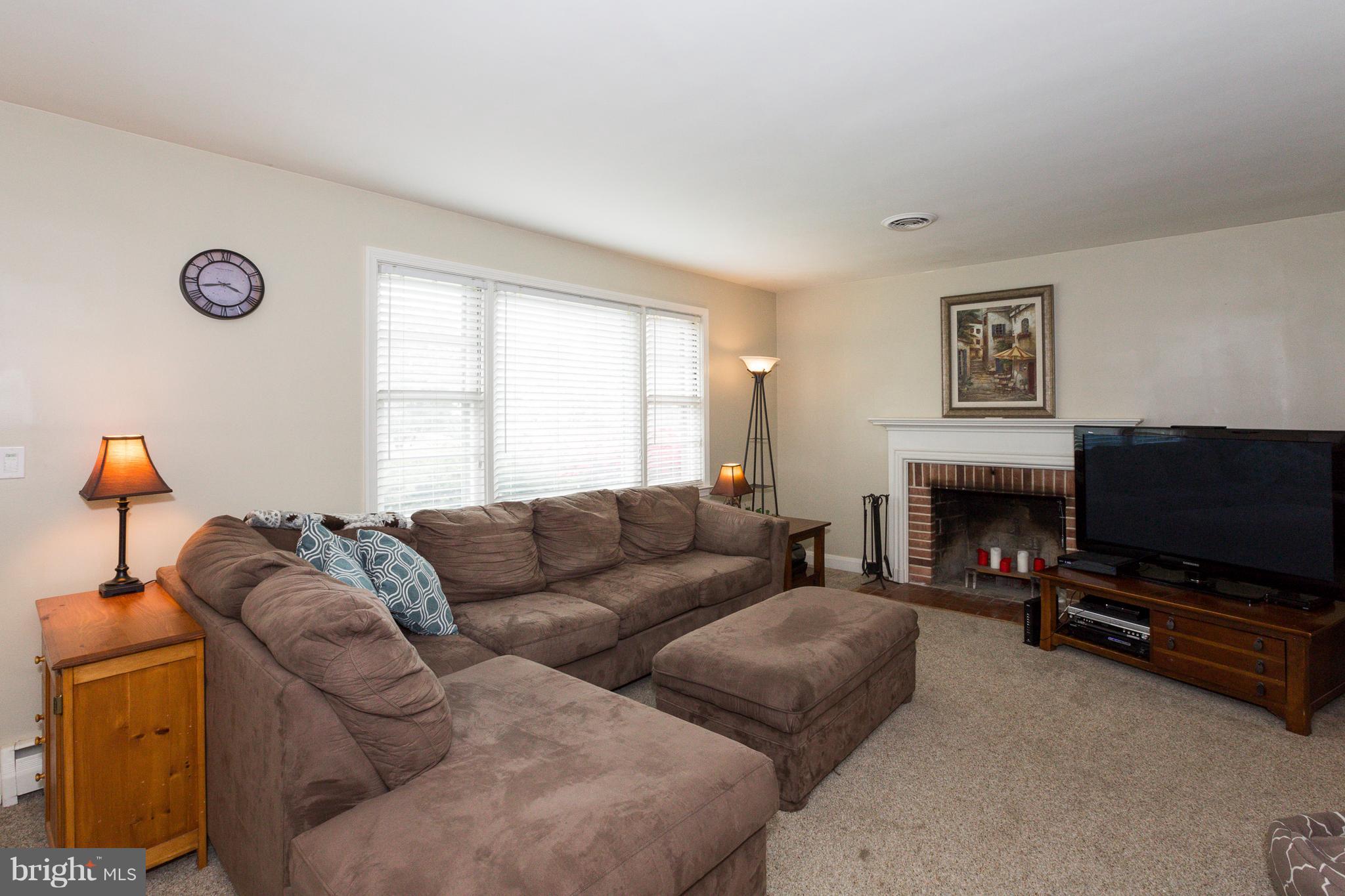 6607 Carroll Highlands Road Sykesville, MD 21784 - Photo 11 of 21 Living Room