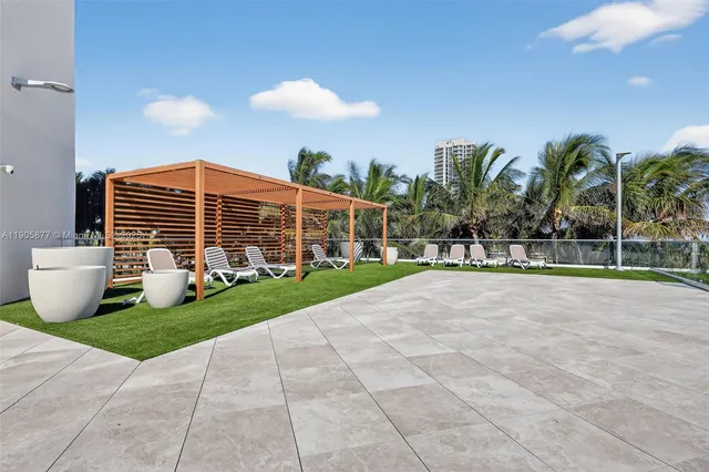 $825,000 | 7135 Collins Avenue, Unit 705, Miami Beach, FL 33141