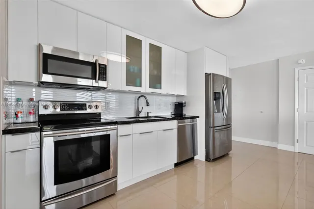 $825,000 | 7135 Collins Avenue, Unit 705, Miami Beach, FL 33141