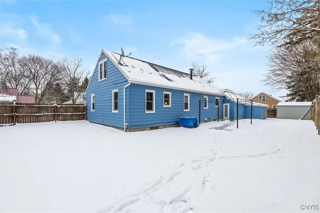 $299,900 | 104 Orchard Drive East, Salina, NY 13212