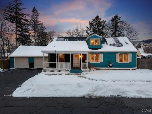 $299,900 | 104 Orchard Drive East, Salina, NY 13212
