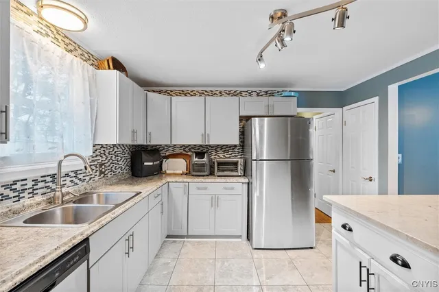 $299,900 | 104 Orchard Drive East, Salina, NY 13212