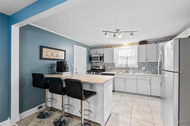 $299,900 | 104 Orchard Drive East, Salina, NY 13212