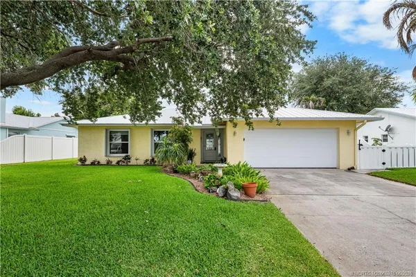 $489,900 | 8974 Southeast Bobo Court, Hobe Sound, FL 33455
