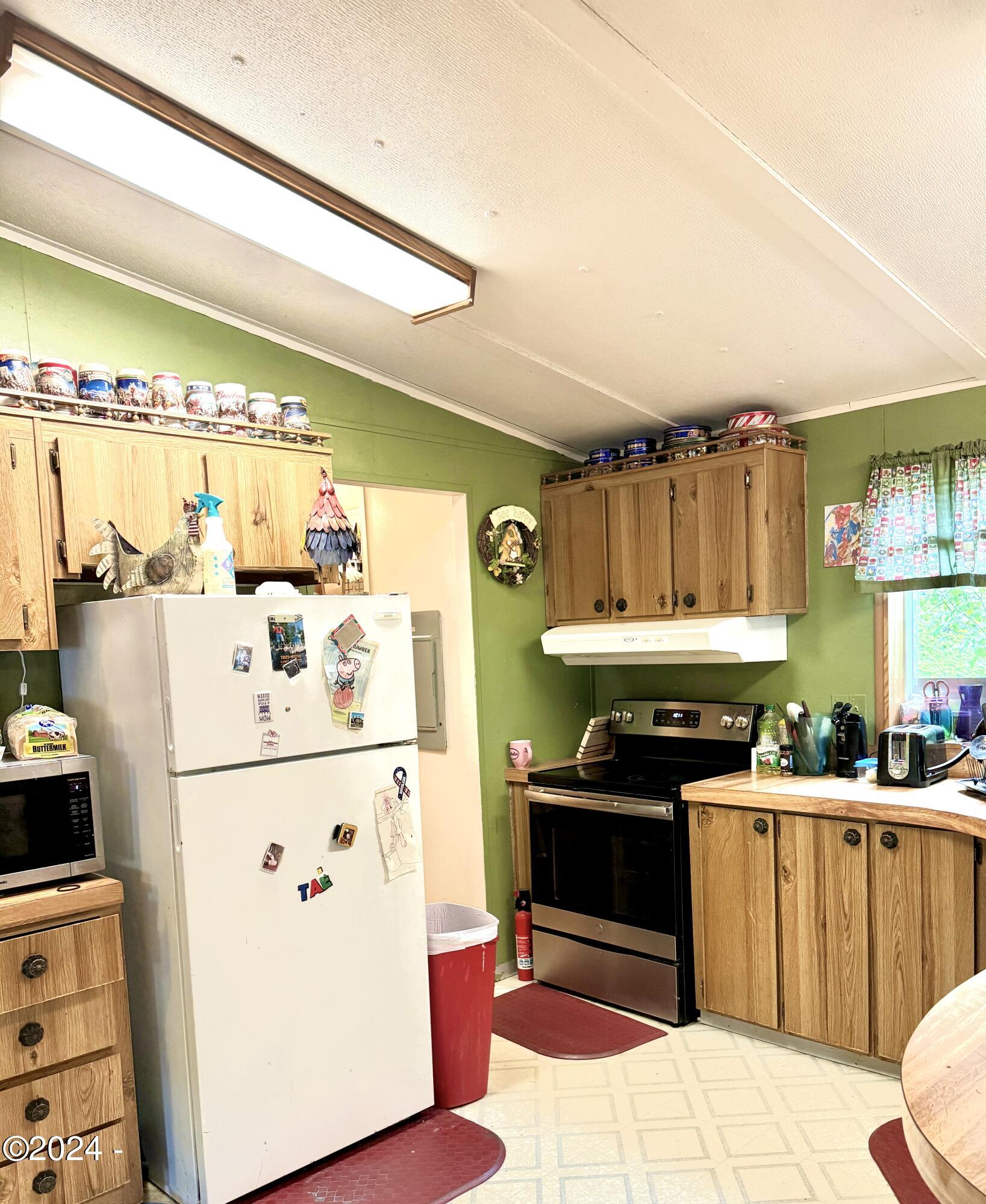 724 Southwest Ferry Avenue, Unit 73 Siletz, OR 97380 - Photo 7 of 24 Kitchen
