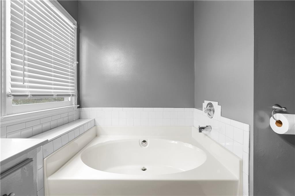 30 Azalea Drive Southeast Cartersville, GA 30121 - Photo 20 of 35 a bathroom with bathtub and window
