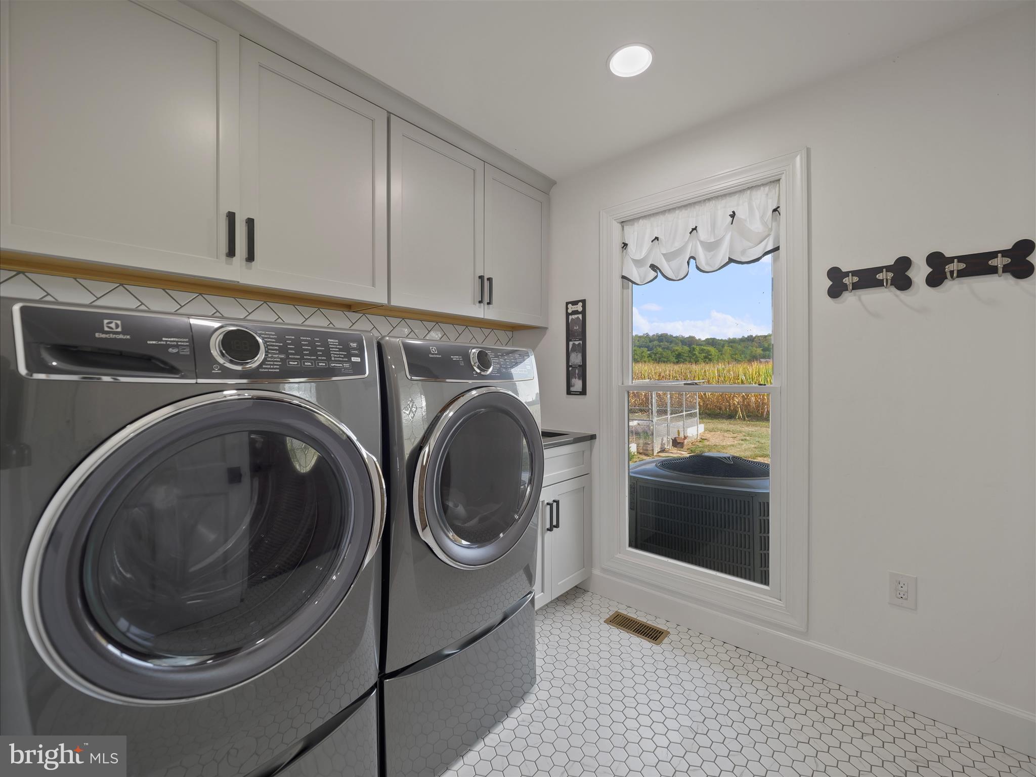 10306 Church Hill Road Myersville, MD 21773 - Photo 26 of 81 a utility room with dryer and washer