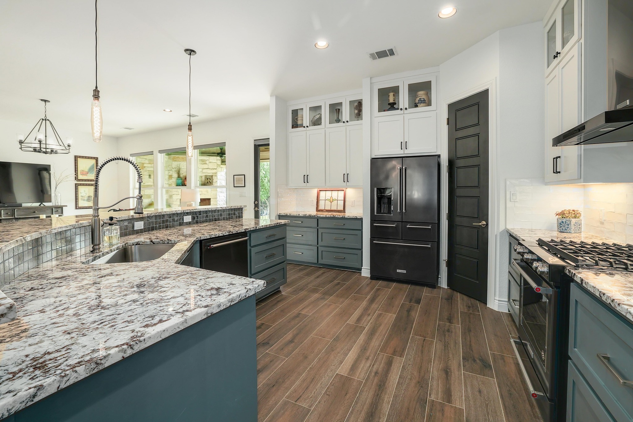 105 Graystone Lane Georgetown, TX 78633 - Photo 9 of 32 Kitchen