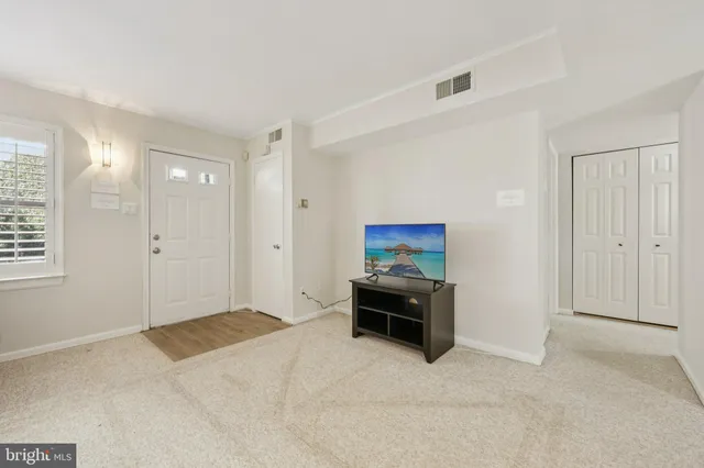 a view of livingroom with furniture