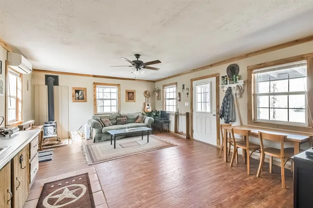 $400,000 | 35 Old Sign Road, Midway, TX 75852