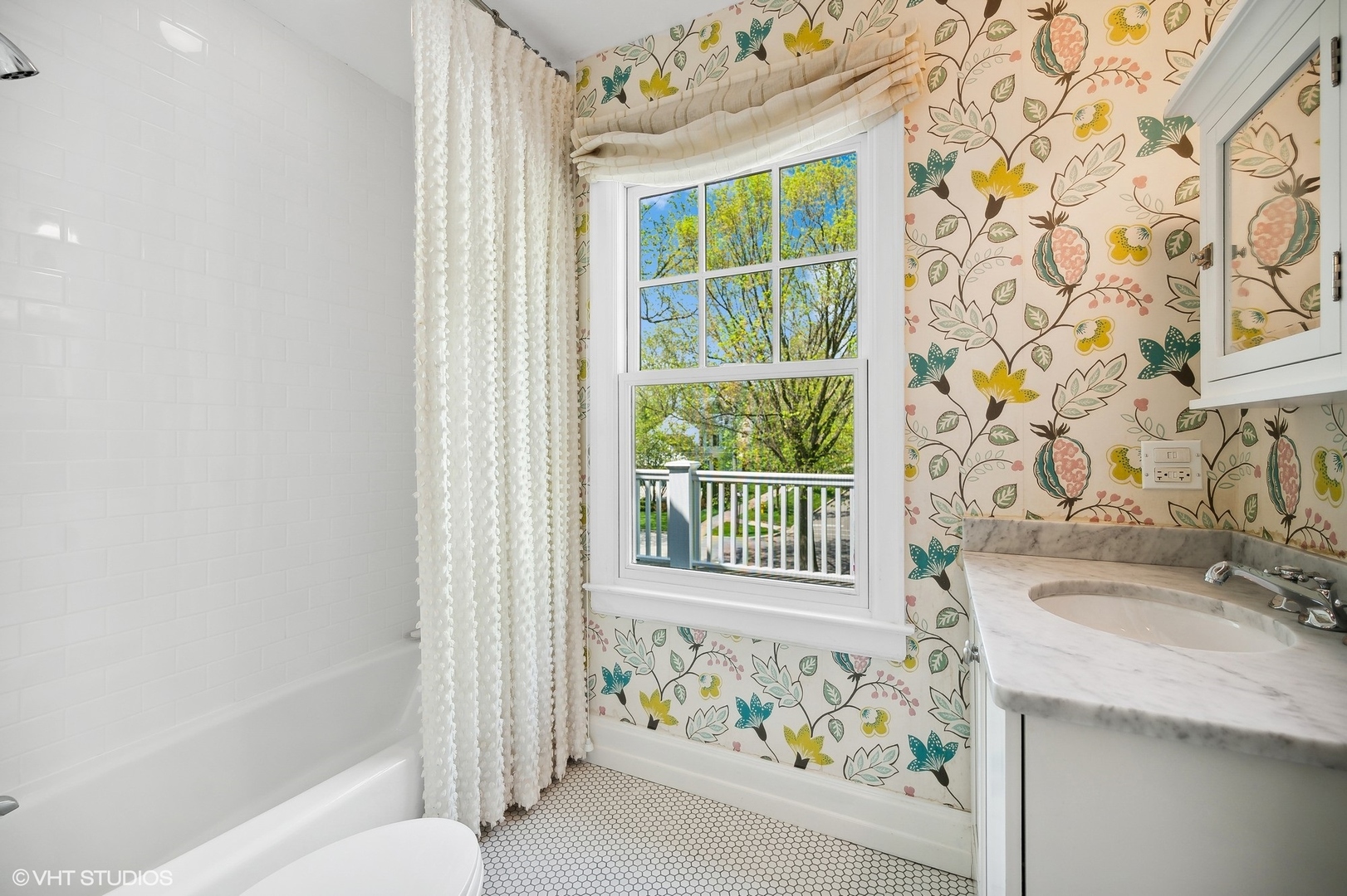 1024 Westmoor Road Winnetka, IL 60093 - Photo 23 of 38 a bathroom with a sink and a bathtub