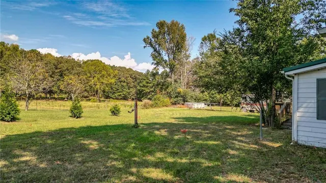 a view of yard with an trees