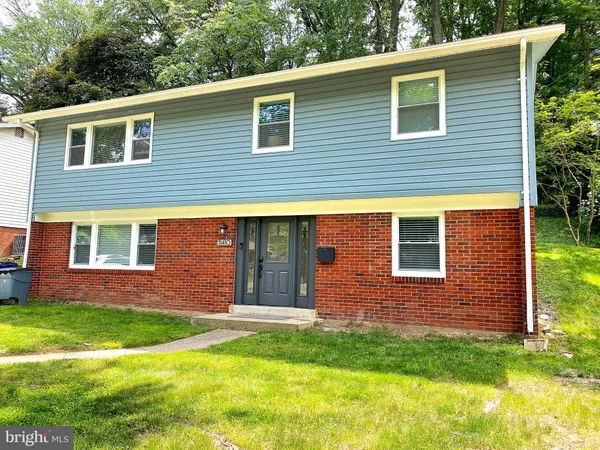a brick house that has a lots of windows in it