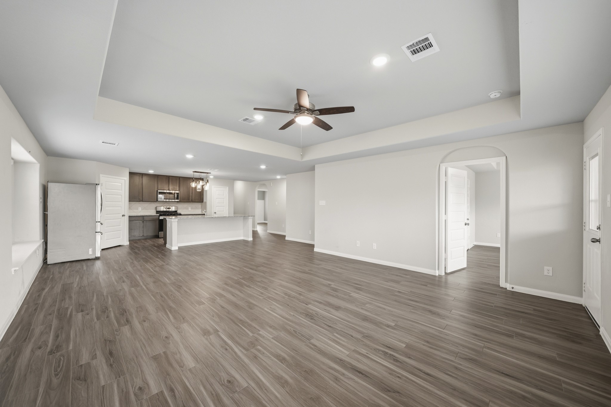 5327 Briana Dee Drive Rosharon, TX 77583 - Photo 8 of 14 Living/Dining