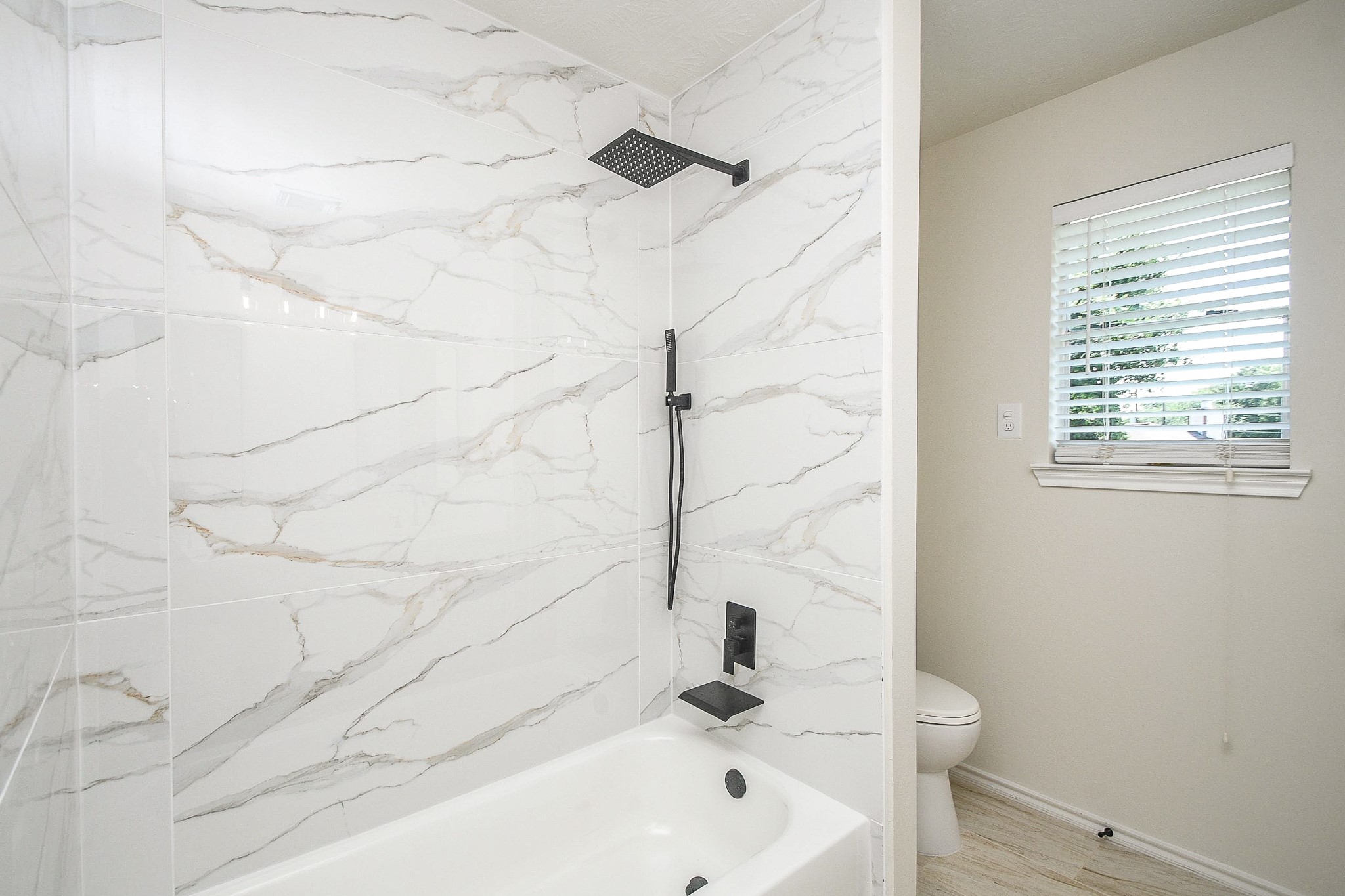 4810 Arbor Court Rosenberg, TX 77471 - Photo 18 of 20 a bathroom with a sink and a bathtub