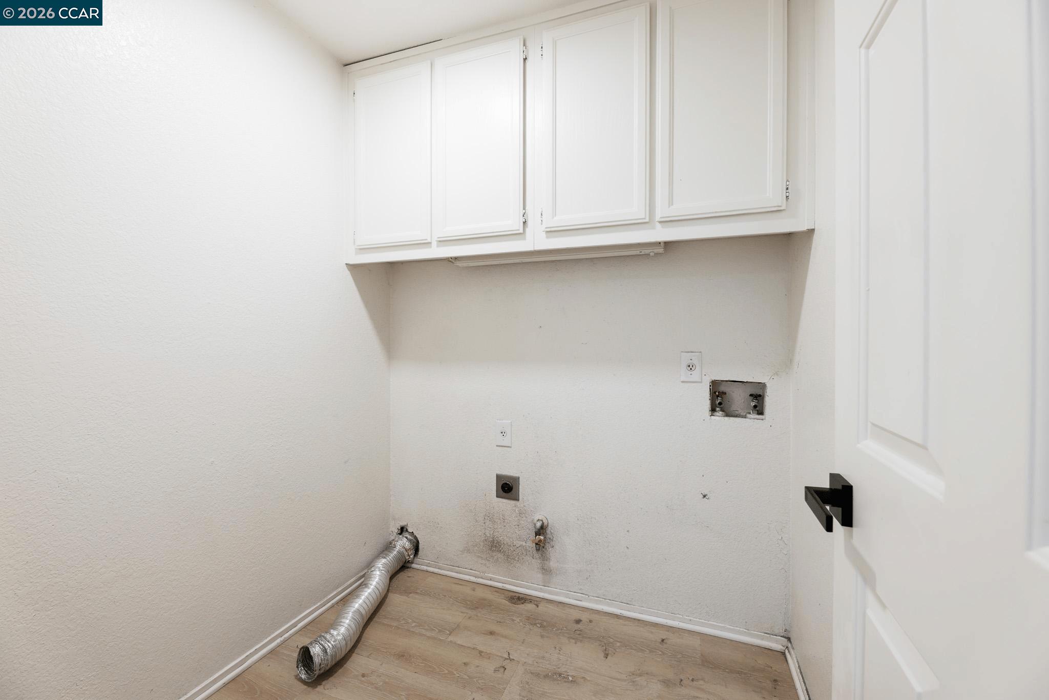 528 Dohrmann Lane Pinole, CA 94564 - Photo 20 of 27 a bathroom with a sink