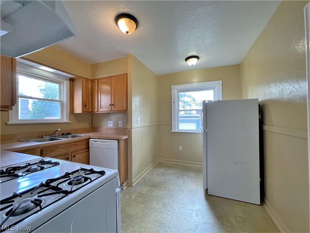 2104 Rossmoor Road Cleveland Heights, OH 44118 - Photo 7 of 35 Kitchen view with a sitting nook.