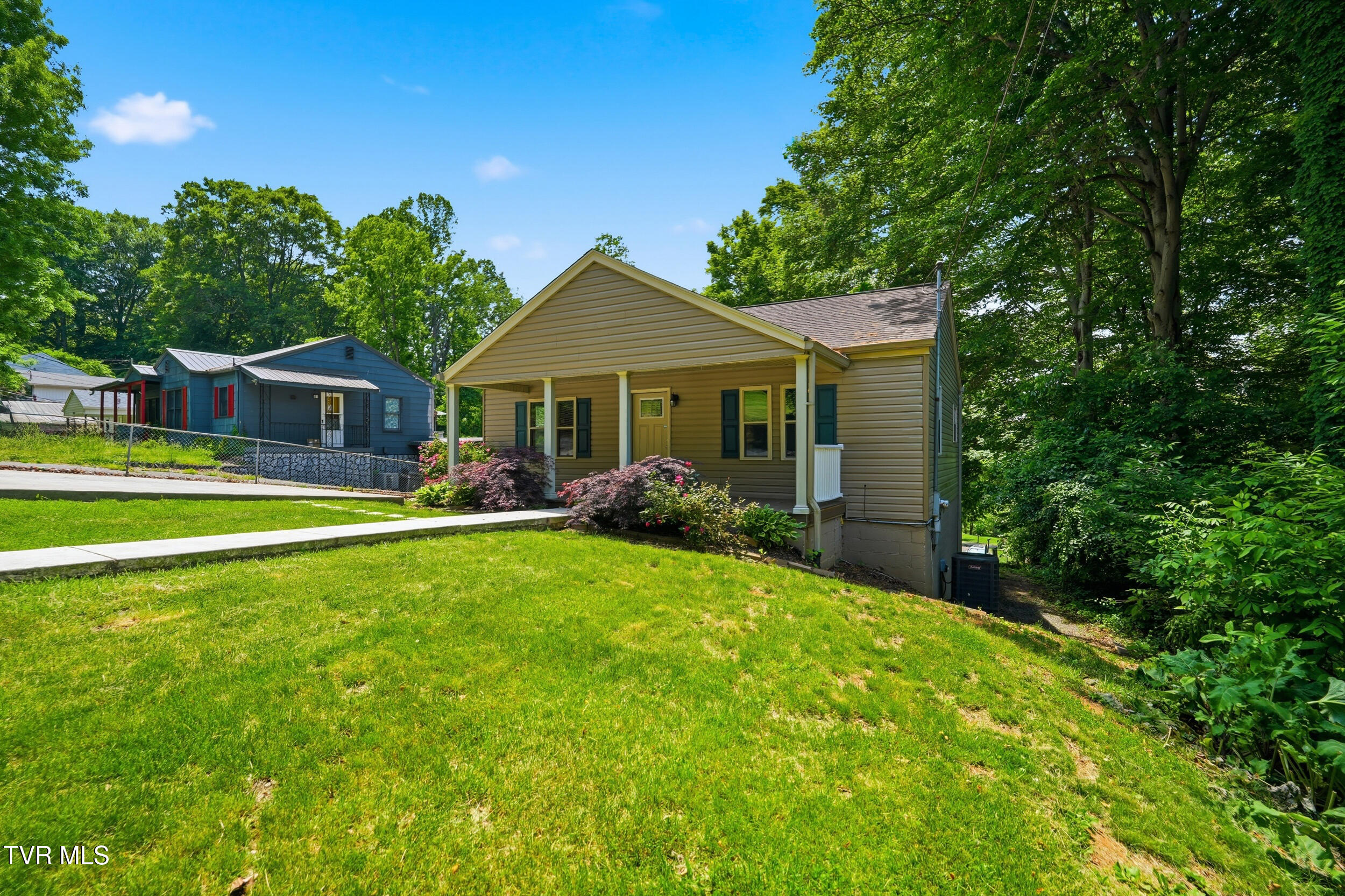 1516 Rock Rose Road Bristol, TN 37620 - Photo 3 of 38 3_1516 rock rose rd-35