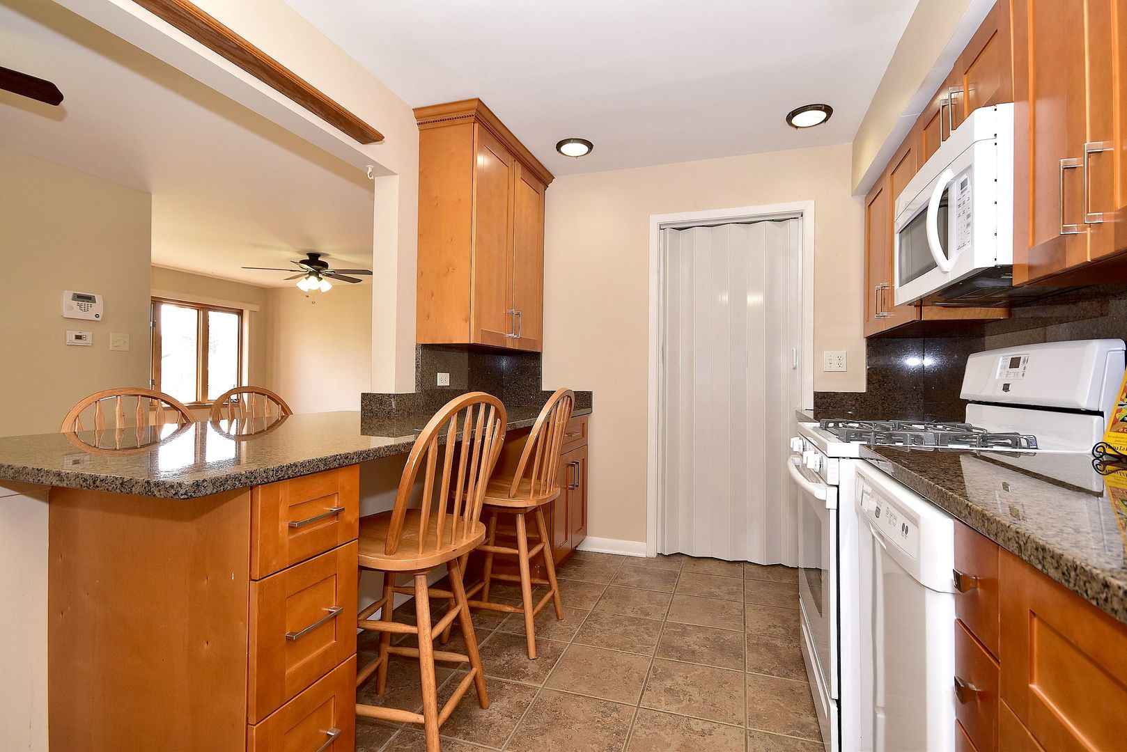 7118 High Road Darien, IL 60561 - Photo 4 of 33