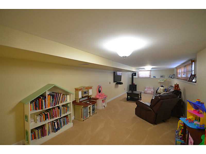 4 Rainbow Road Cranston, RI 02920 - Photo 16 of 23 Den/Family/Great Room.
