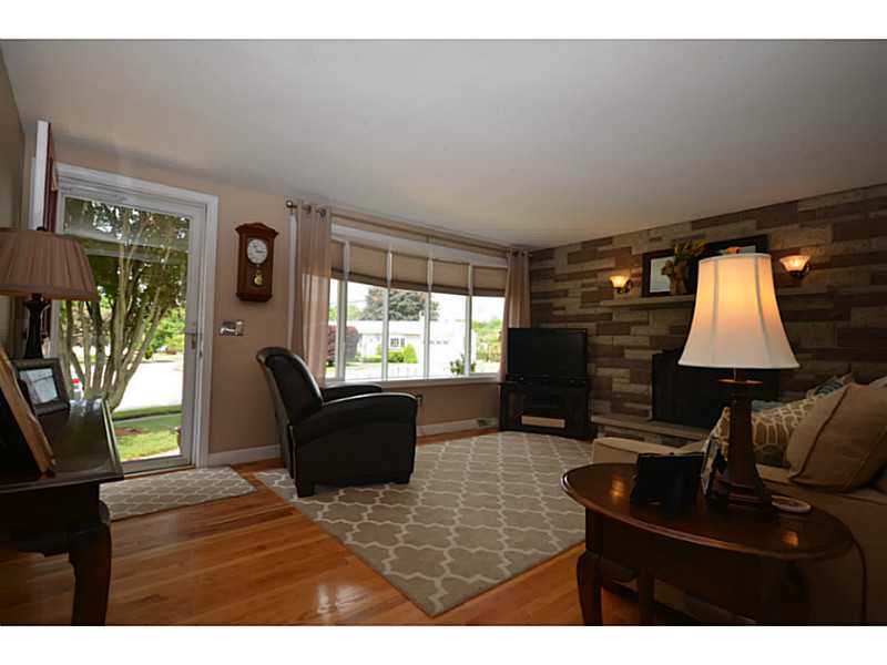 4 Rainbow Road Cranston, RI 02920 - Photo 7 of 23 Living Room.