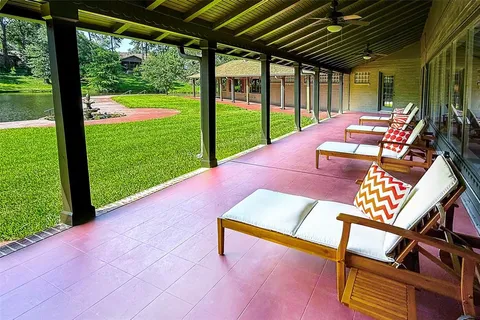 a view of a house with backyard and porch