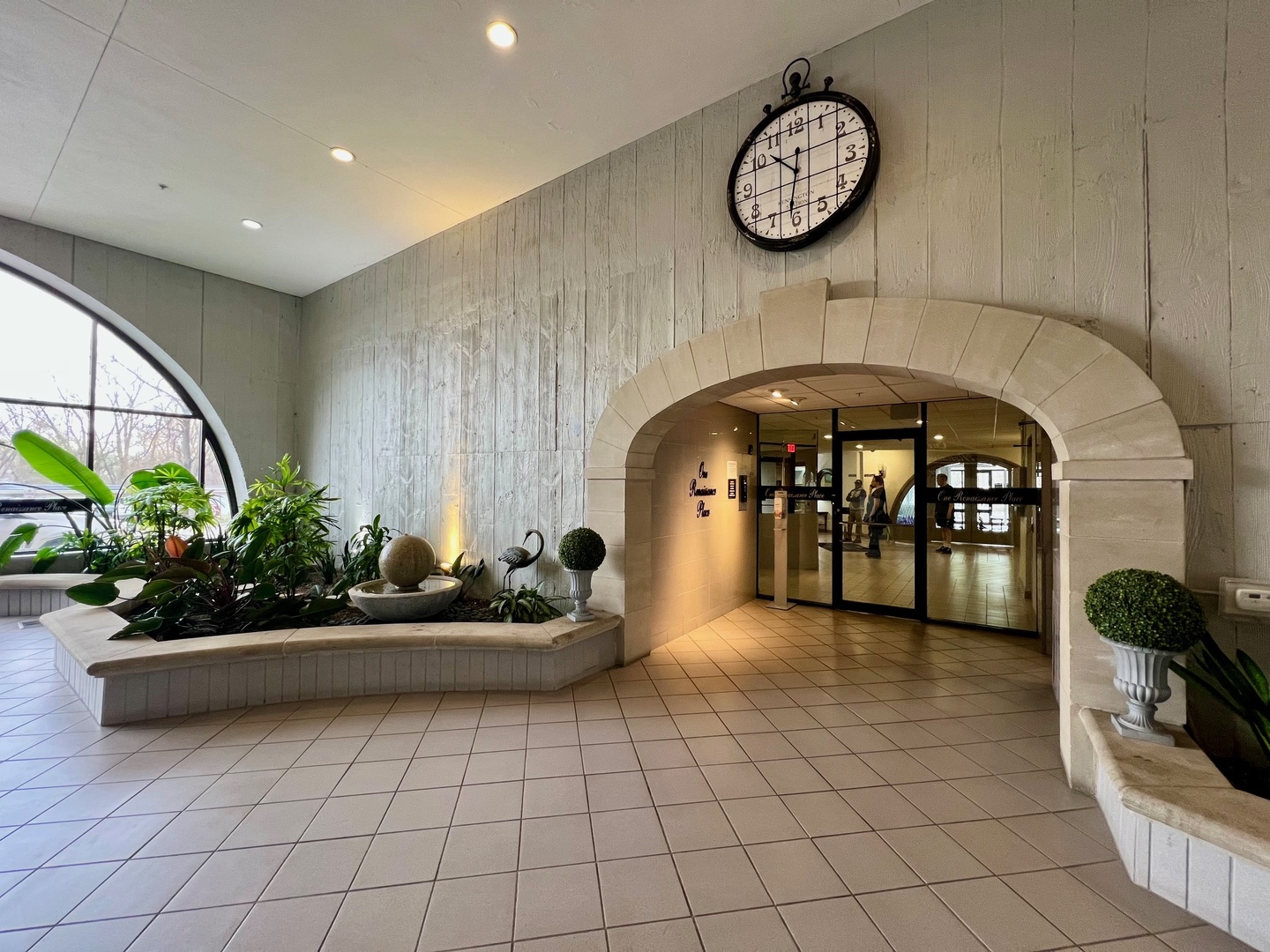 1 Renaissance Place, Unit 719 Palatine, IL 60067 - Photo 6 of 34 a living room with furniture and a potted plant