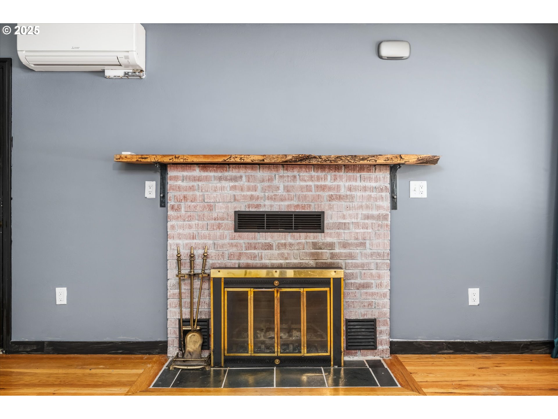 1367 Piedmont Street Springfield, OR 97477 - Photo 8 of 31 Fireplace
