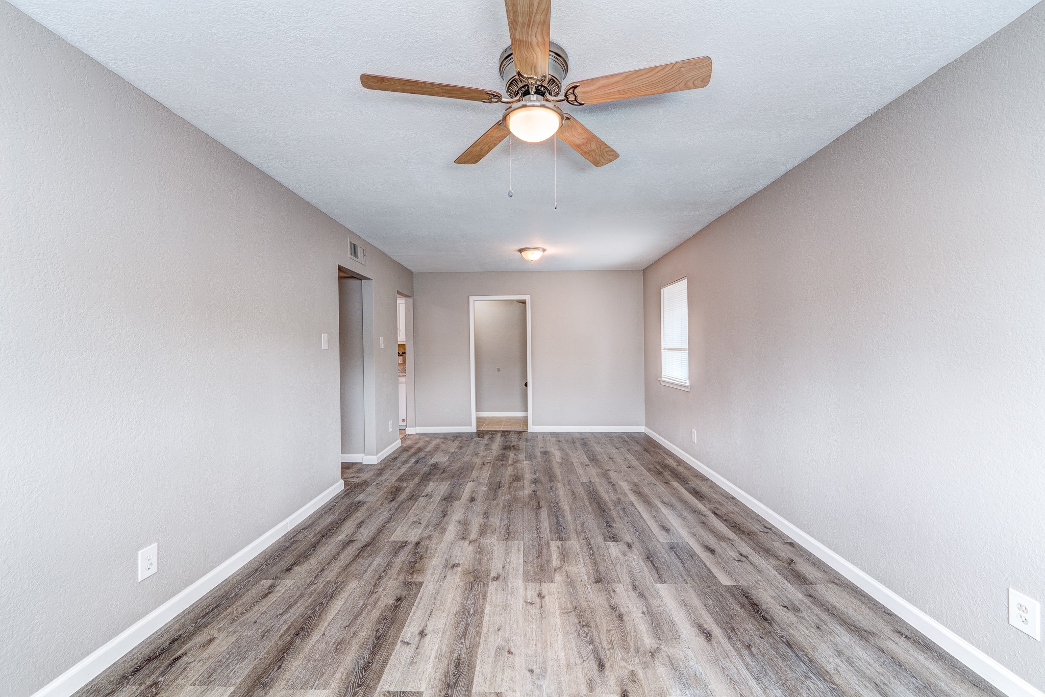 523 Spring Drive, Unit 4 Pasadena, TX 77504 - Photo 4 of 18 Large family room with lots of natural light