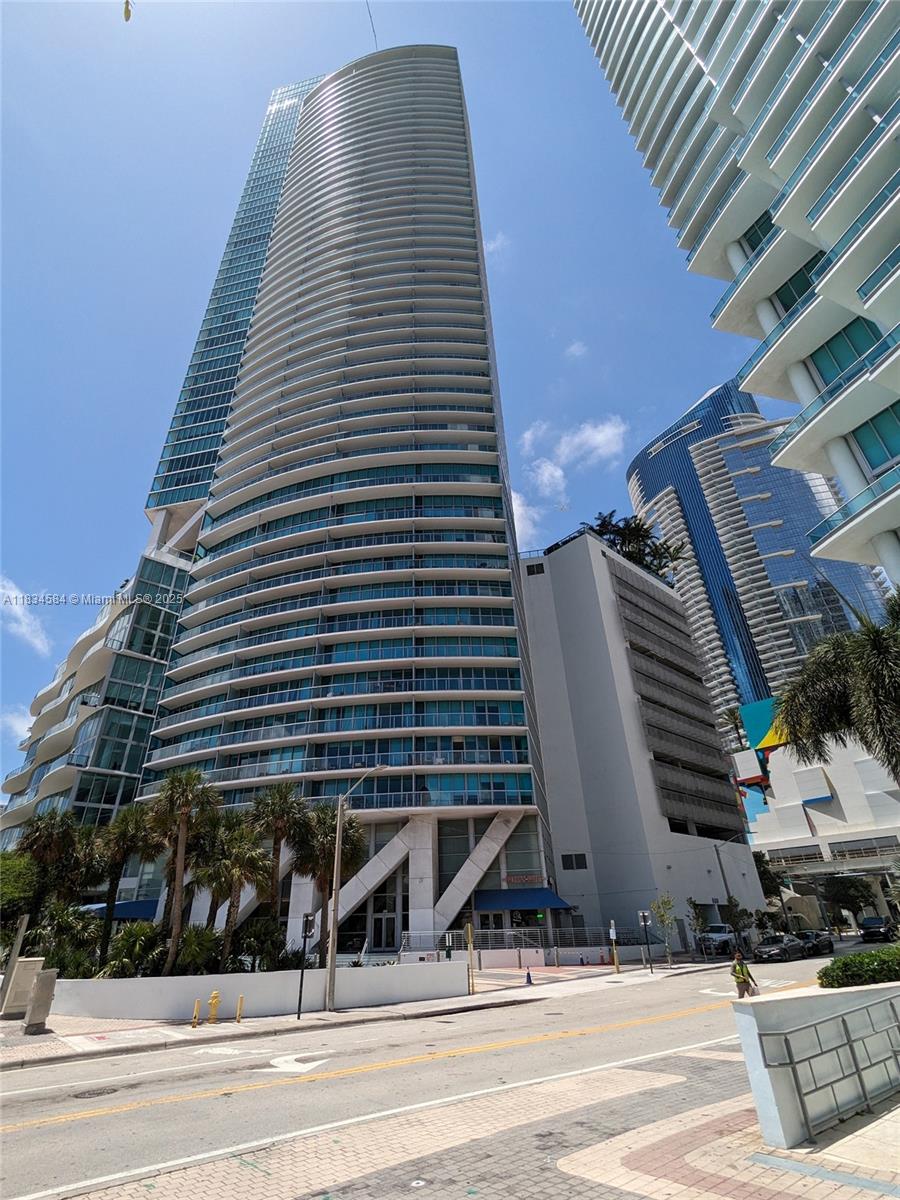 888 Biscayne Boulevard, Unit 4702 Miami, FL 33132 - Photo 2 of 27 a front view of a building