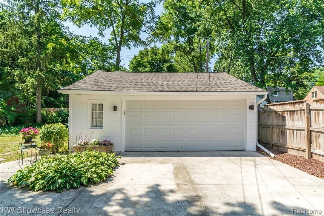 4105 Cumberland Road Berkley, MI 48072 - Photo 9 of 41 A garage this large is a luxury.
