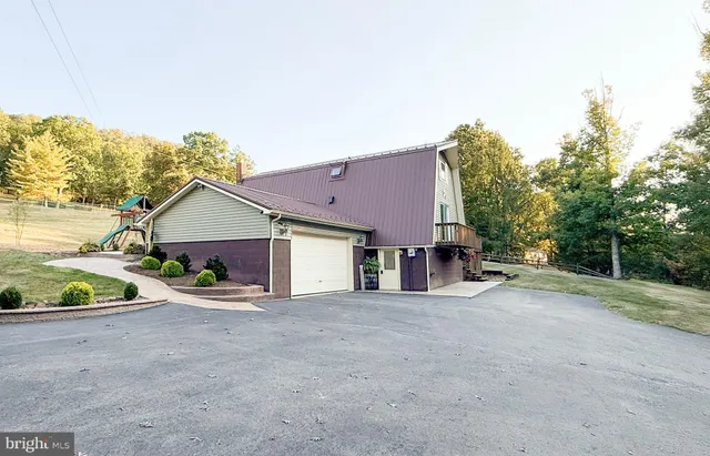 an outdoor view of house with an outdoor space