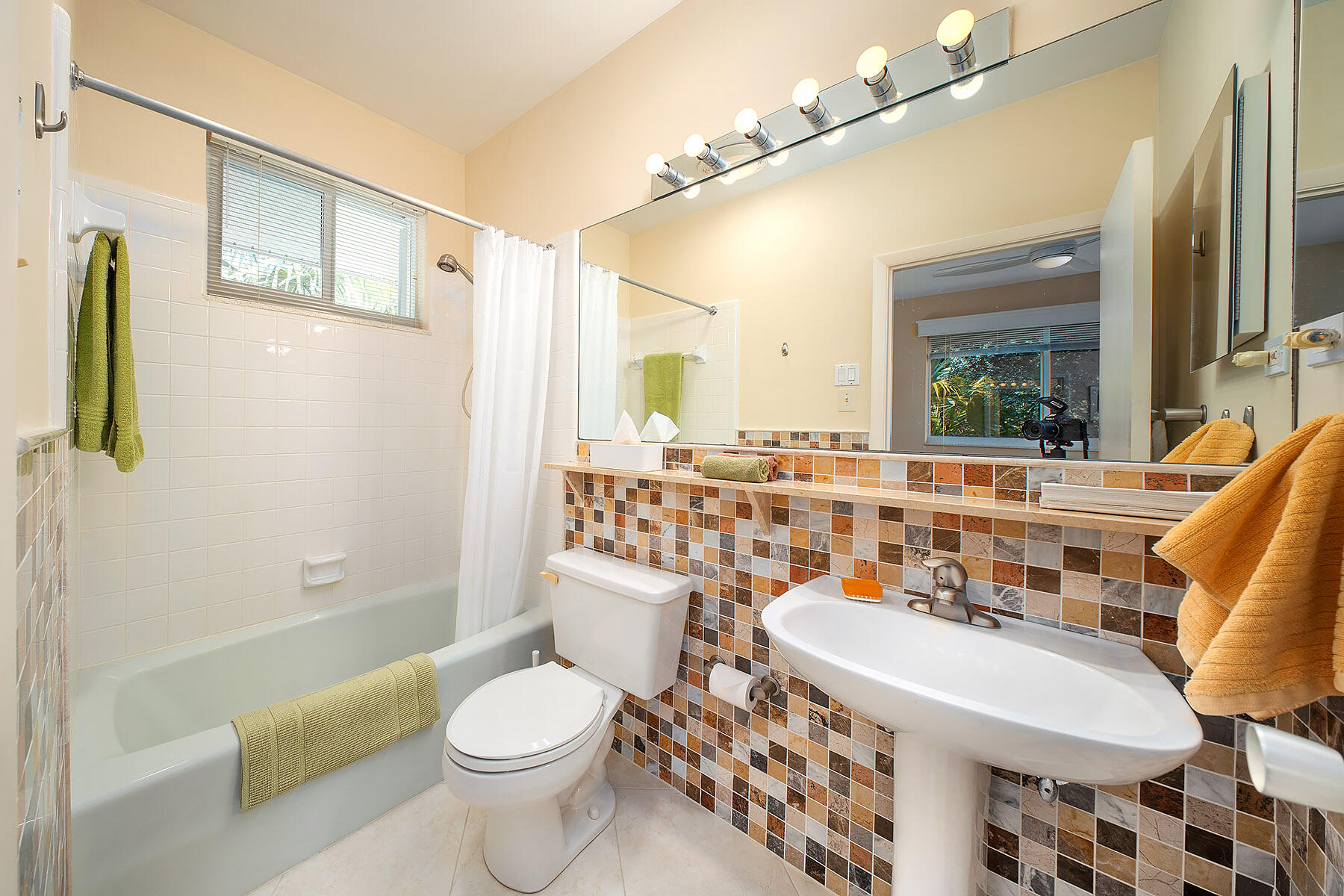 24 Treasure Road Marathon, FL 33050 - Photo 17 of 31 2nd Guest Bath