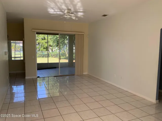 a view of entryway with an empty room