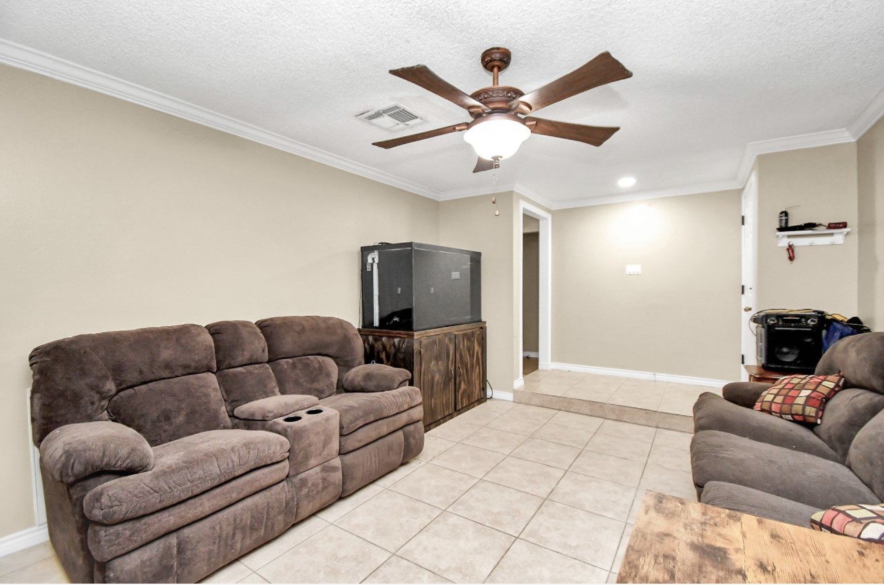 712 Meadowick Drive Baytown, TX 77521 - Photo 5 of 21 a living room with furniture and a ceiling fan