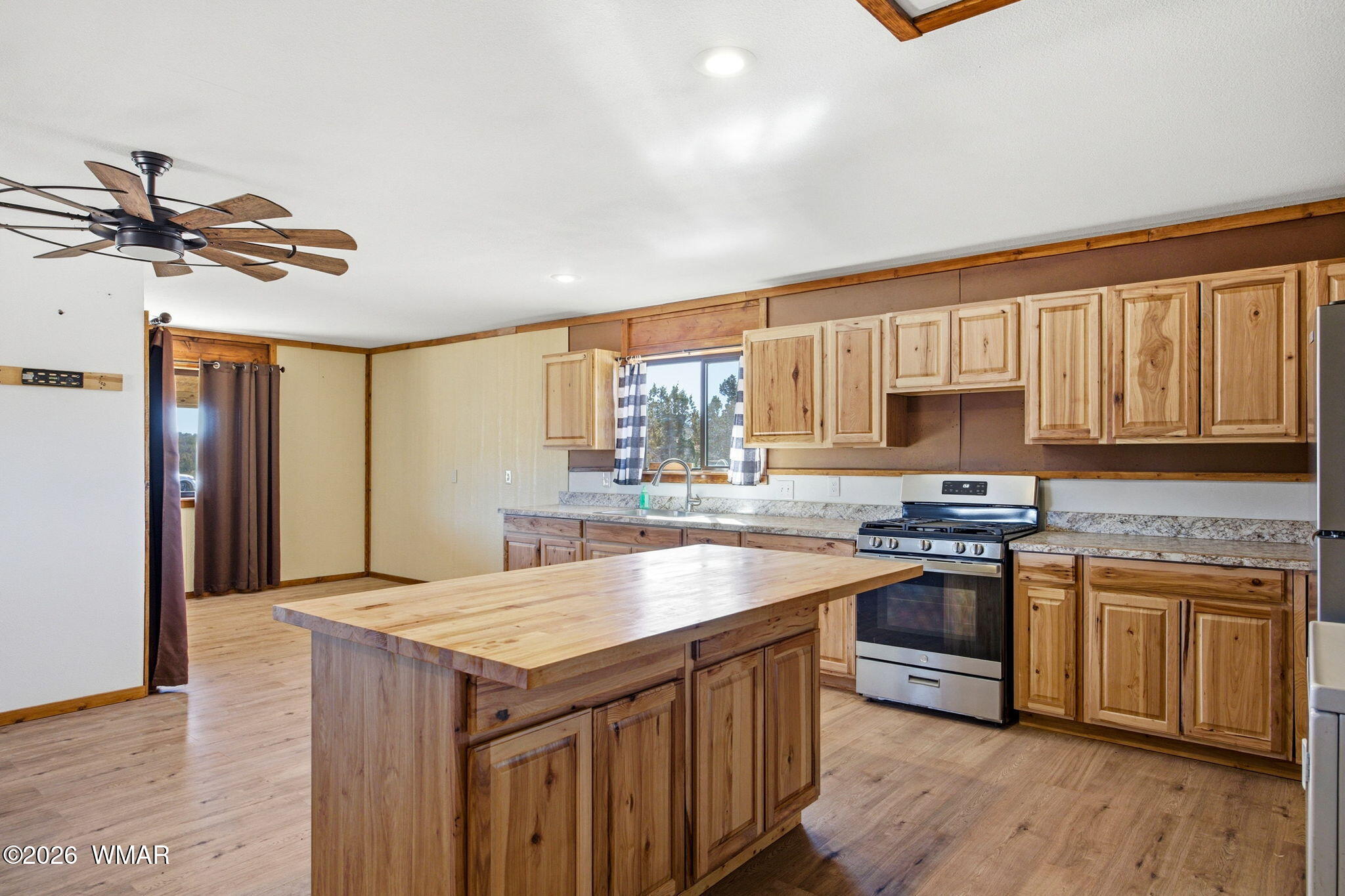 4306 El Dorado Road Snowflake, AZ 85937 - Photo 13 of 35 a kitchen with granite countertop a stove and a sink