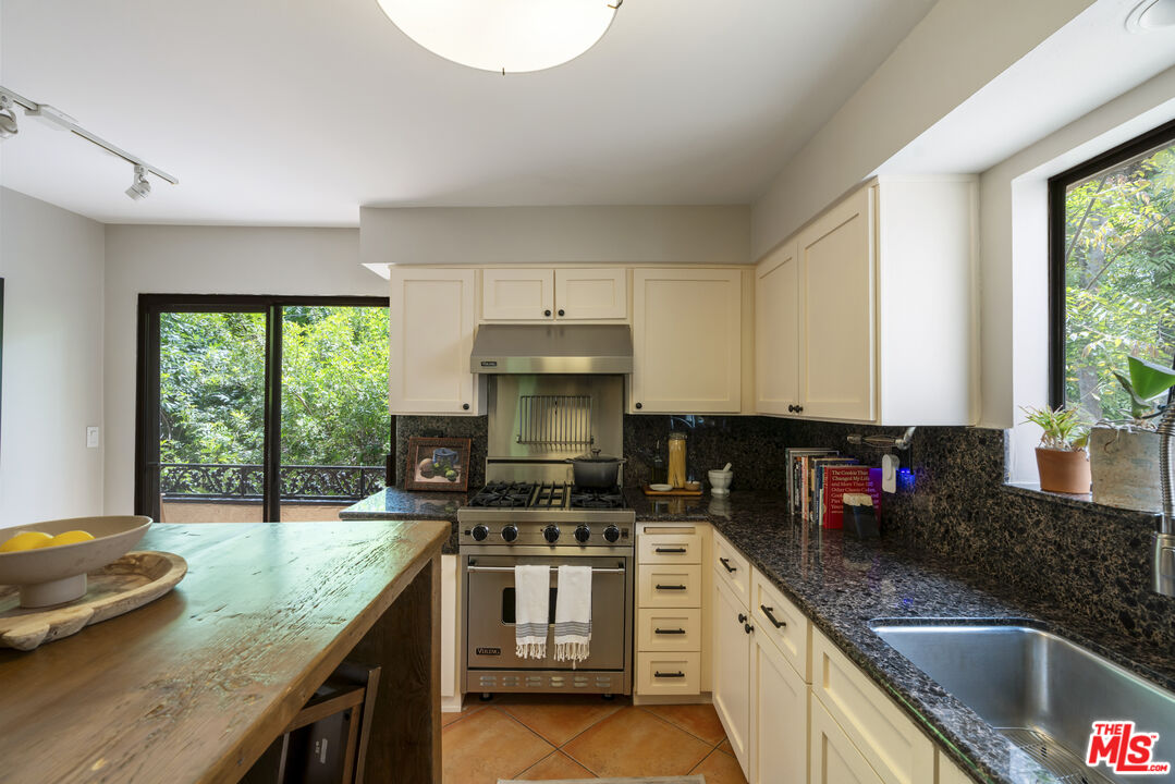 14560 Benefit Street, Unit 206 Sherman Oaks, CA 91403 - Photo 14 of 42