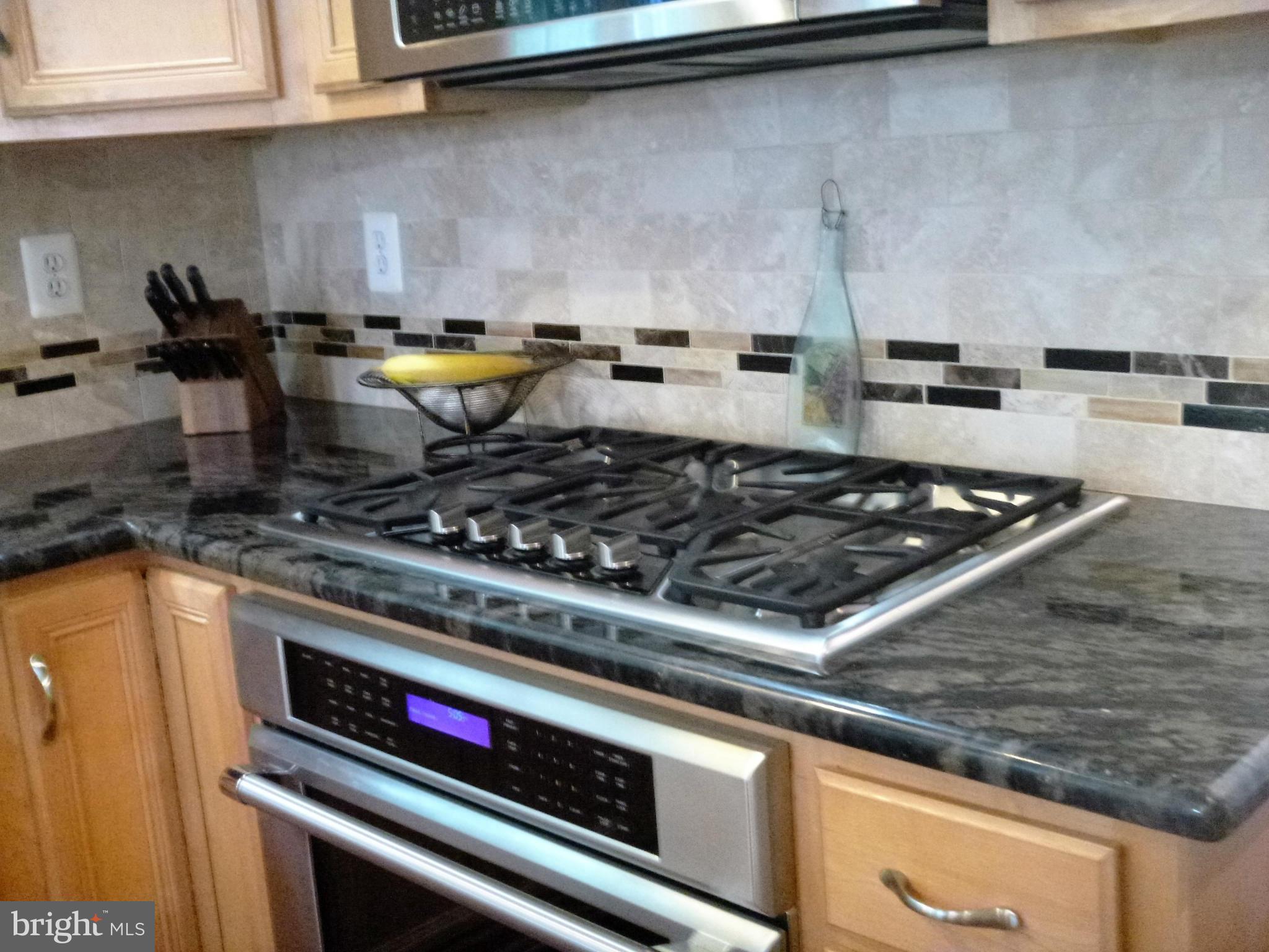 7214 Tanager Street Springfield, VA 22150 - Photo 9 of 30 Thermador 5 burner range