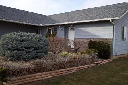 14809 Douglas Road Yakima, WA 98908 - Photo 2 of 6 a front view of a house with garden