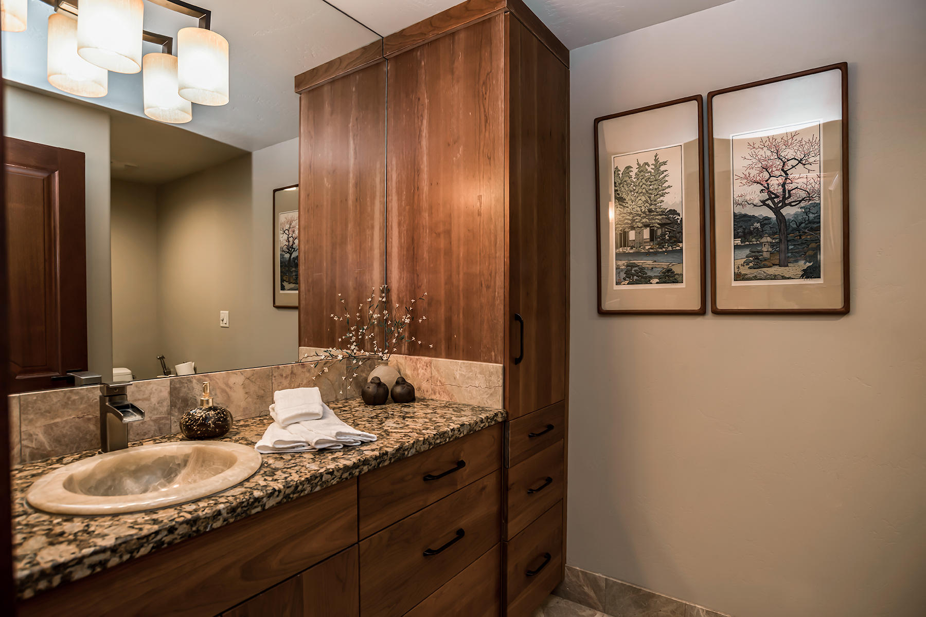 128 Northwest Allen Road Bend, OR 97703 - Photo 22 of 40 Full guest bath attached to guest suite downstairs