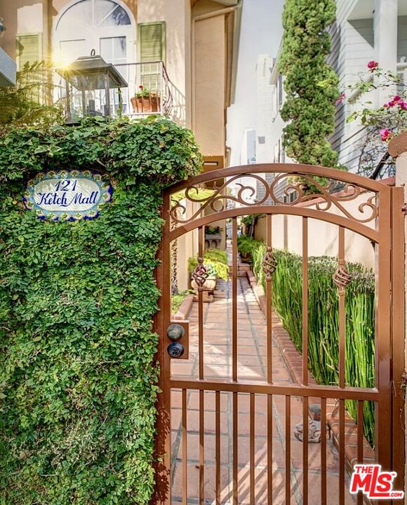 121 Ketch Mall Marina del Rey, CA 90292 - Photo 1 of 39 a view of a front door