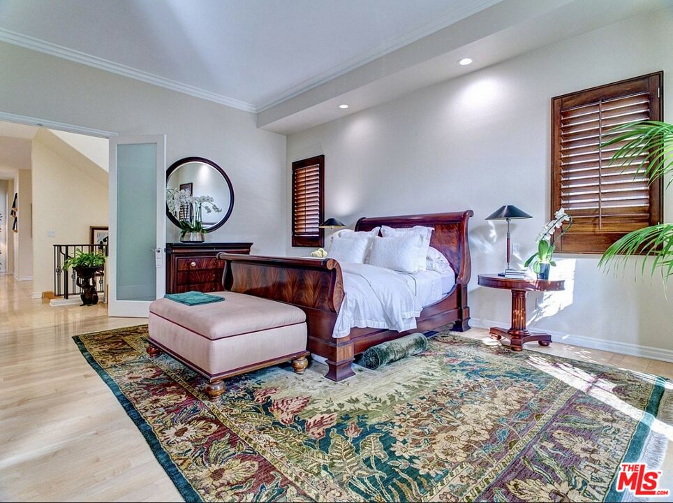 121 Ketch Mall Marina del Rey, CA 90292 - Photo 24 of 39 a living room with furniture and a mirror