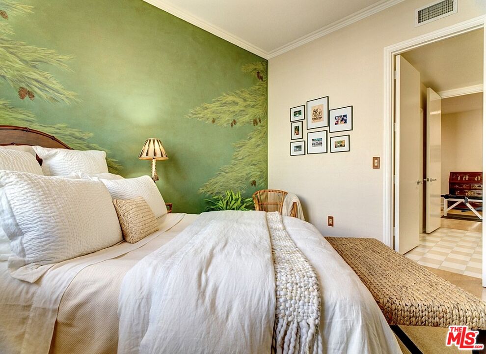 121 Ketch Mall Marina del Rey, CA 90292 - Photo 28 of 39 a bedroom with a bed and a area in it