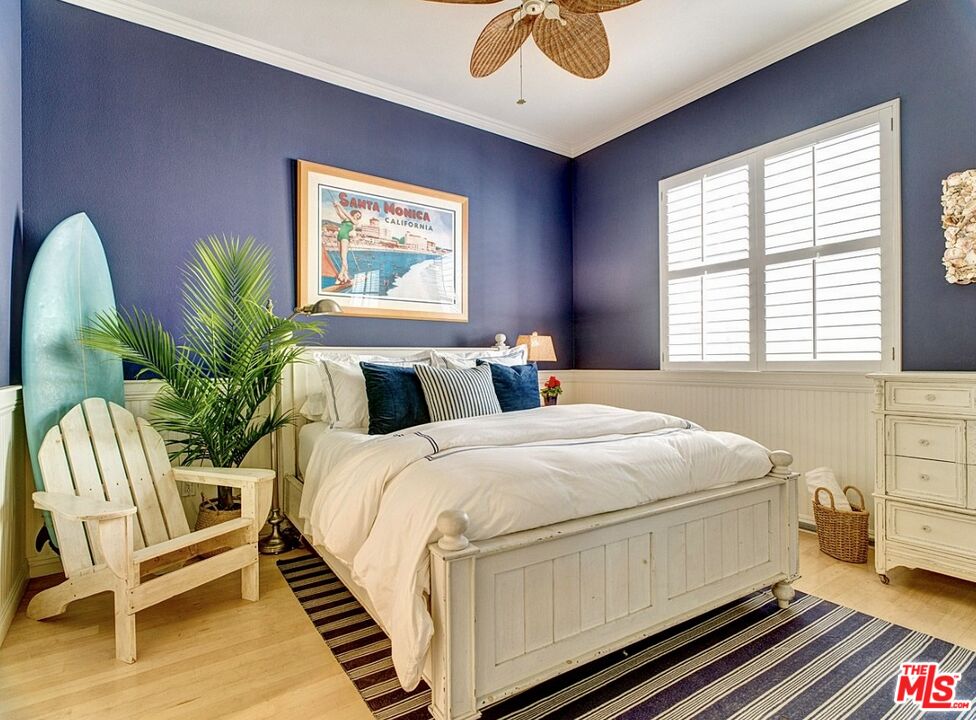 121 Ketch Mall Marina del Rey, CA 90292 - Photo 32 of 39 a spacious bedroom with a bed and a chandelier