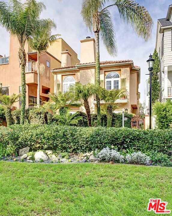 121 Ketch Mall Marina del Rey, CA 90292 - Photo 4 of 39 a front view of a house with a garden