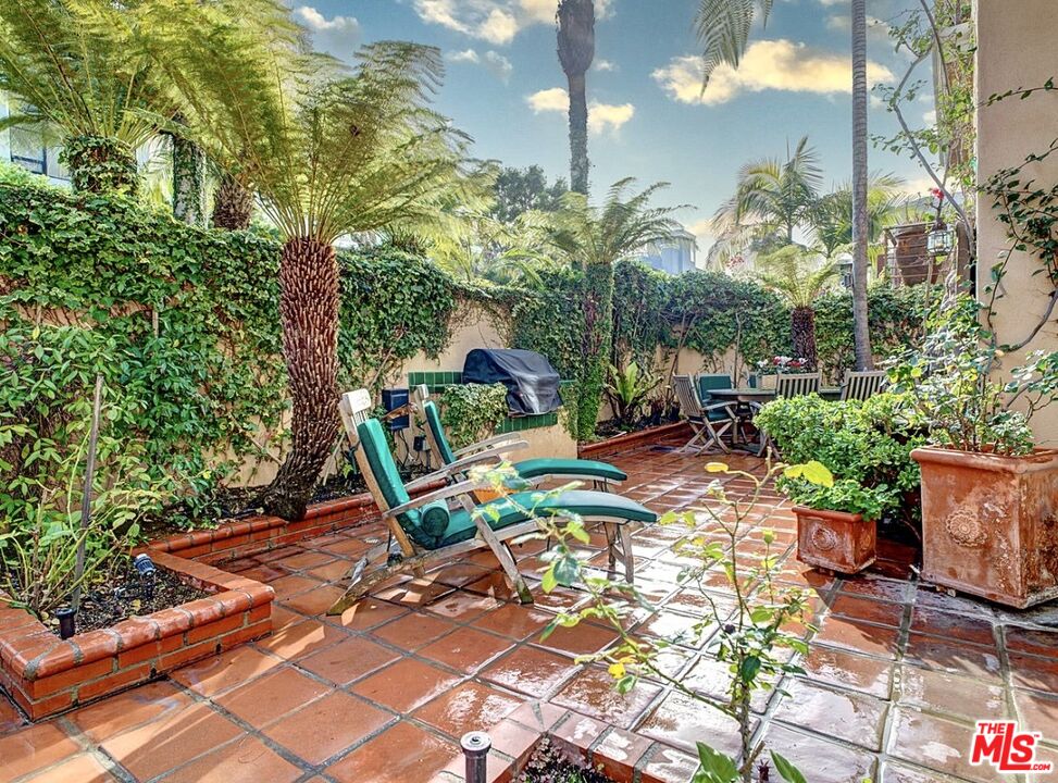 121 Ketch Mall Marina del Rey, CA 90292 - Photo 5 of 39 a view of backyard with sitting area