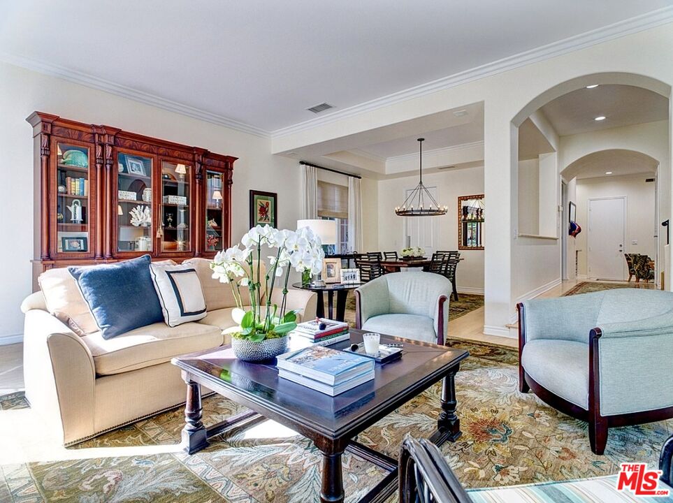 121 Ketch Mall Marina del Rey, CA 90292 - Photo 10 of 39 a living room with furniture potted plant and a table