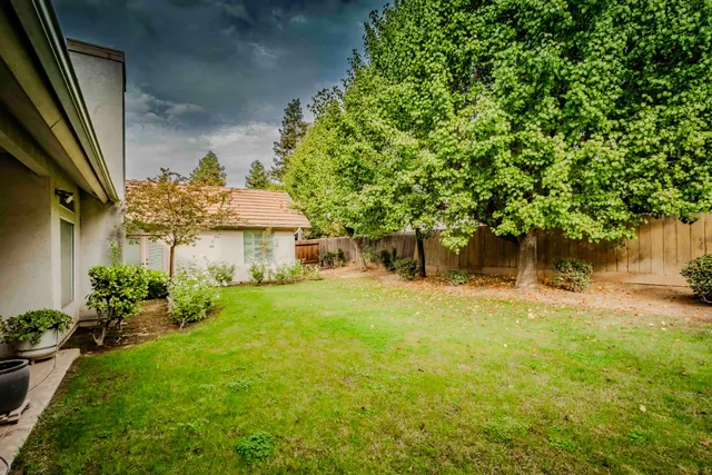 a view of a house with backyard and garden